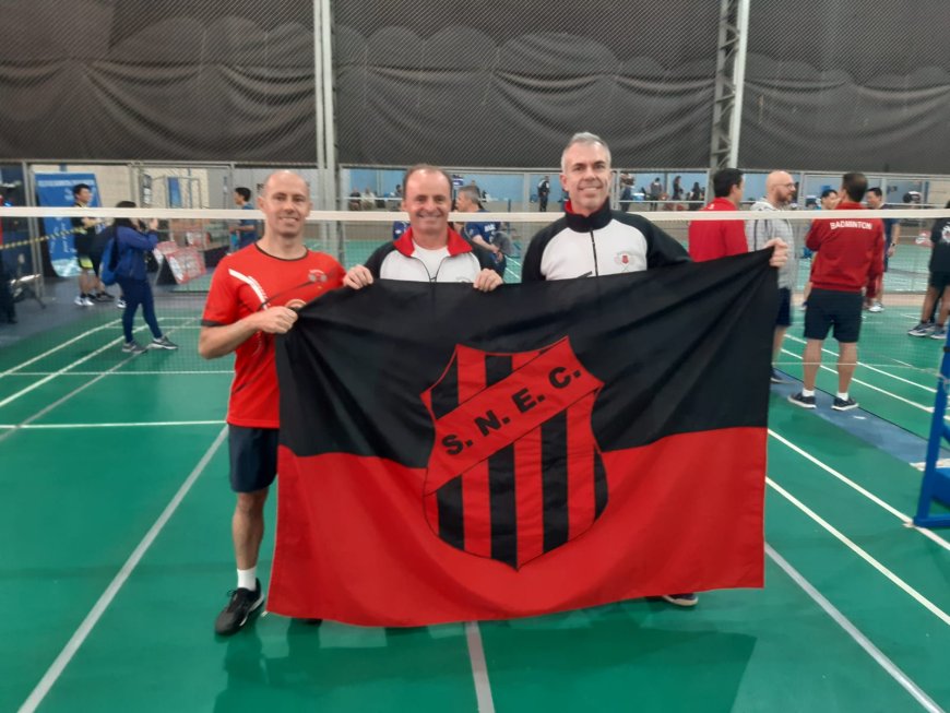 Atletas de Serra Negra retornam de Etapa Estadual Sênior, Veterano e Master de Badminton com três medalhas