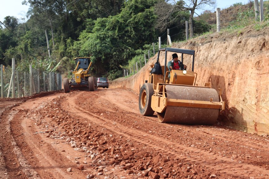 Estrada Municipal do Bairro dos Cunhas recebe pavimentação asfáltica