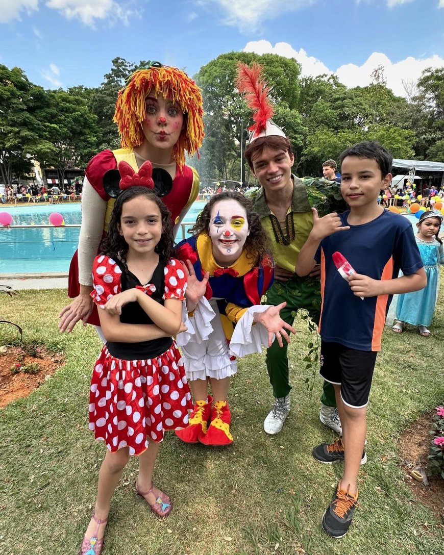 Centenas de pessoas participam da festa do Dia das Crianças na Praça Sesquicentenário